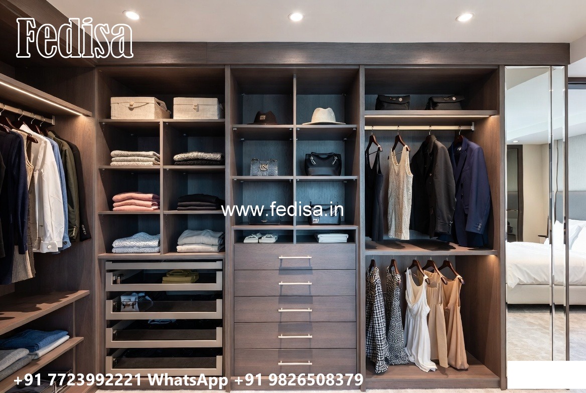 Traditional Luxury Closet with Elegant Beauty No-5377